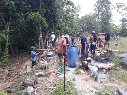 Warga Dingkikan Gotong Royong Bangun Tanggul